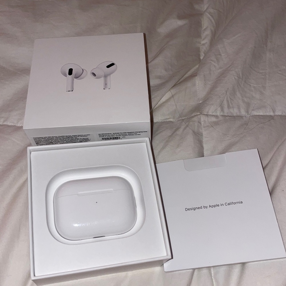 Airpod Pros 1st gen w/Wireless Charging Case- BRAND NEW, havent been used